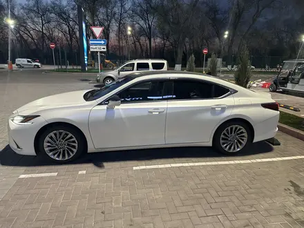Lexus ES 350 2022 года за 35 000 000 тг. в Алматы – фото 2