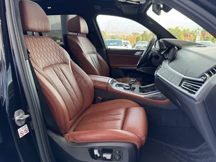 BMW X7 XDrive 40i 2020 года за 45 500 000 тг. в Алматы – фото 23