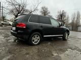 Volkswagen Touareg 2005 года за 2 800 000 тг. в Актобе – фото 5