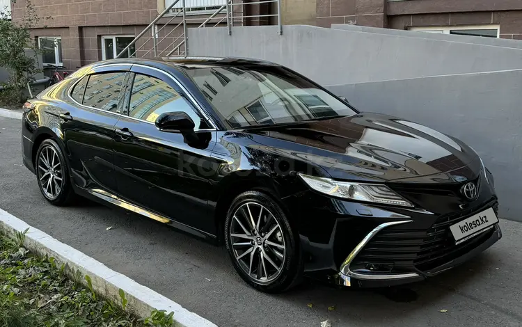 Toyota Camry 2023 года за 19 300 000 тг. в Астана