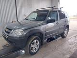 Chevrolet Niva 2018 года за 3 600 000 тг. в Атырау – фото 3