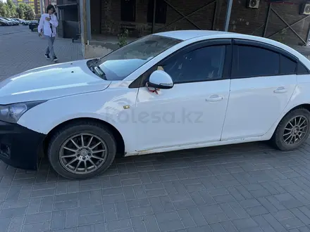 Chevrolet Cruze 2014 года за 1 950 000 тг. в Актобе – фото 2