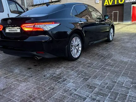 Toyota Camry 2019 года за 14 500 000 тг. в Уральск – фото 2