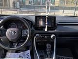 Toyota RAV4 2021 года за 13 000 000 тг. в Актобе – фото 2