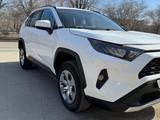 Toyota RAV4 2021 года за 13 000 000 тг. в Актобе