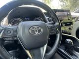 Toyota Camry 2021 года за 13 000 000 тг. в Актобе – фото 3
