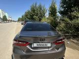 Toyota Camry 2021 года за 13 000 000 тг. в Актобе – фото 2