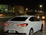 Hyundai Elantra 2019 года за 8 500 000 тг. в Актау – фото 2