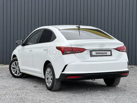 Hyundai Accent 2023 года за 8 900 000 тг. в Актобе – фото 3