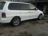 Kia Carnival 2001 года за 2 000 000 тг. в Алматы – фото 2