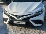 Toyota Camry 2022 года за 13 500 000 тг. в Караганда – фото 2