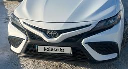 Toyota Camry 2022 года за 16 500 000 тг. в Караганда – фото 2