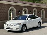 Toyota Camry 2010 года за 7 600 000 тг. в Шымкент – фото 2