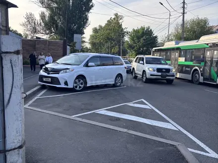 Toyota Sienna 2018 года за 15 000 000 тг. в Алматы – фото 2