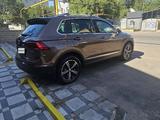 Volkswagen Tiguan 2018 года за 12 100 000 тг. в Алматы – фото 2