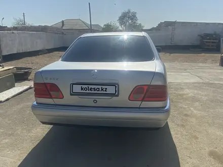 Mercedes-Benz E 320 1998 года за 3 300 000 тг. в Актау – фото 4