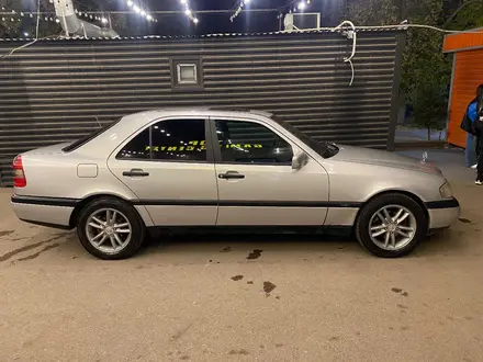 Mercedes-Benz C 180 1996 года за 1 990 000 тг. в Караганда – фото 2