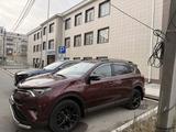 Toyota RAV4 2019 года за 11 000 000 тг. в Атырау