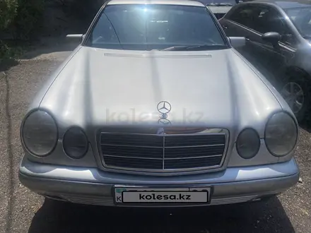 Mercedes-Benz E 200 1998 года за 3 900 000 тг. в Алматы