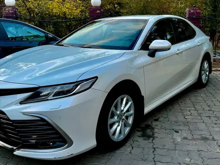 Toyota Camry 2022 года за 14 400 000 тг. в Алматы – фото 2