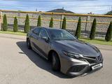Toyota Camry 2021 года за 12 500 000 тг. в Алматы – фото 2