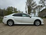 Toyota Camry 2020 года за 14 500 000 тг. в Семей – фото 4