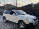 Volkswagen Touareg 2005 года за 4 600 000 тг. в Алматы – фото 2