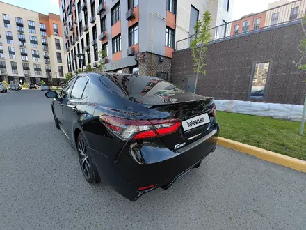 Toyota Camry 2021 года за 12 500 000 тг. в Актобе – фото 5