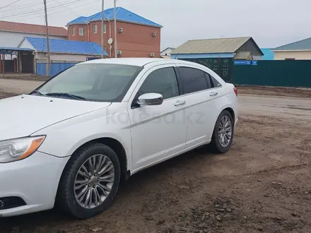 Chrysler 200 2012 года за 1 700 000 тг. в Атырау – фото 2