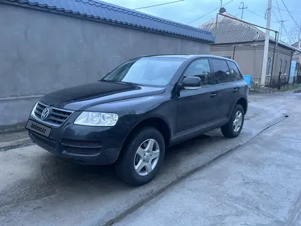 Volkswagen Touareg 2006 года за 6 900 000 тг. в Шымкент – фото 2