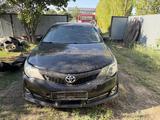 Toyota Camry 2014 года за 1 000 001 тг. в Уральск – фото 2