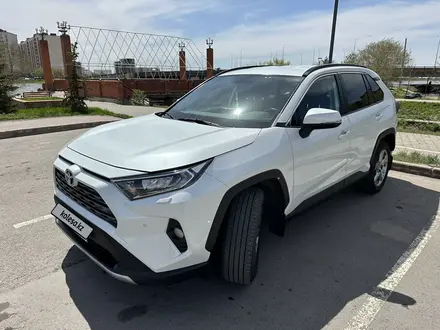 Toyota RAV4 2019 года за 17 300 000 тг. в Астана – фото 2