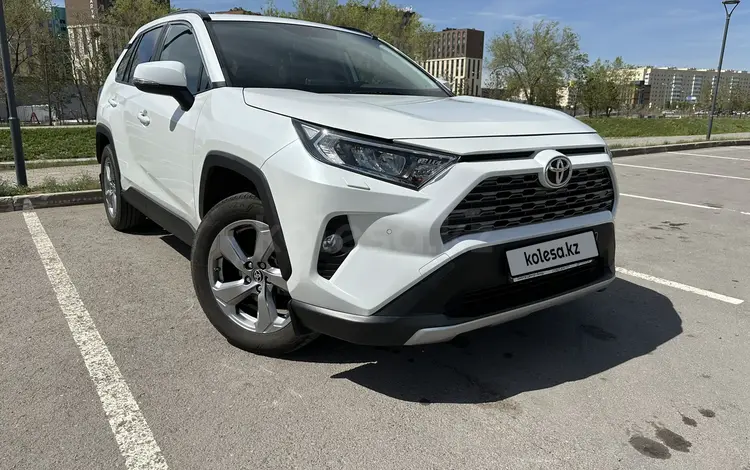 Toyota RAV4 2019 года за 17 300 000 тг. в Астана