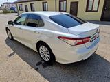 Toyota Camry 2020 года за 16 800 000 тг. в Атырау – фото 2