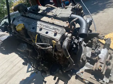 Двигатель Крайслер Вояджер 2.5диз (3кузов) в навесе привозной за 450 000 тг. в Алматы – фото 2