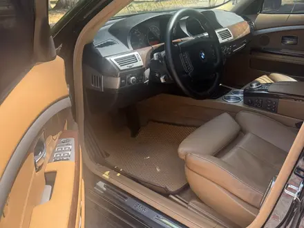 BMW 750 2005 года за 6 000 000 тг. в Алматы – фото 9