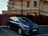 Toyota Sienna 2017 года за 14 100 000 тг. в Актау