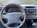 Toyota Camry 2004 года за 6 200 000 тг. в Актобе – фото 19