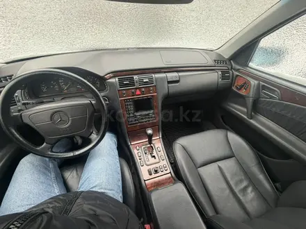 Mercedes-Benz E 320 1998 года за 6 800 000 тг. в Алматы – фото 18