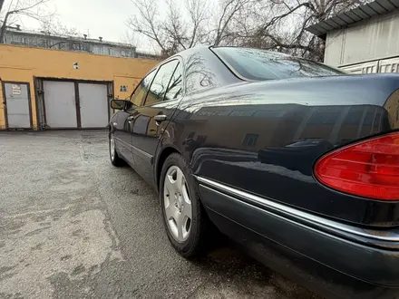 Mercedes-Benz E 320 1998 года за 6 800 000 тг. в Алматы – фото 28