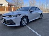 Toyota Camry 2021 года за 13 800 000 тг. в Атырау – фото 2