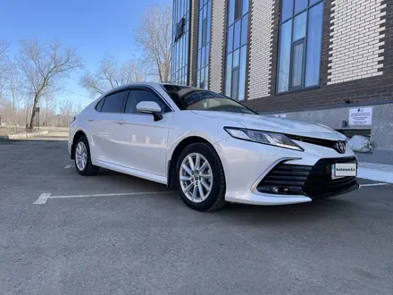 Toyota Camry 2021 года за 13 600 000 тг. в Атырау – фото 3