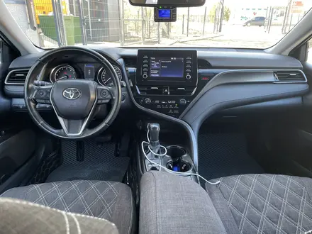 Toyota Camry 2021 года за 13 800 000 тг. в Атырау – фото 6
