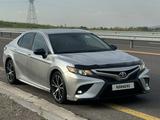 Toyota Camry 2020 года за 11 000 000 тг. в Алматы – фото 2