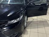 Toyota Camry 2018 года за 10 450 775 тг. в Уральск – фото 2