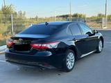 Toyota Camry 2018 года за 10 450 775 тг. в Уральск – фото 4