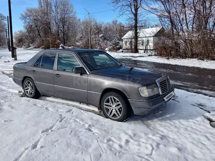 Mercedes-Benz E 230 1992 года за 2 100 000 тг. в Талдыкорган – фото 3