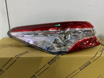 Фонарь задний в крыло на Toyota Camry 70 новый оригинал LED за 135 000 тг. в Алматы – фото 2