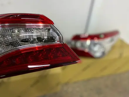 Фонарь задний в крыло на Toyota Camry 70 новый оригинал LED за 135 000 тг. в Алматы – фото 3