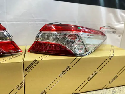 Фонарь задний в крыло на Toyota Camry 70 новый оригинал LED за 135 000 тг. в Алматы – фото 5